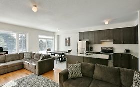 New Blue Mountain Village Snowbridge Executive Townhome Sleeps 10 With Outdoor Pool And Shuttle